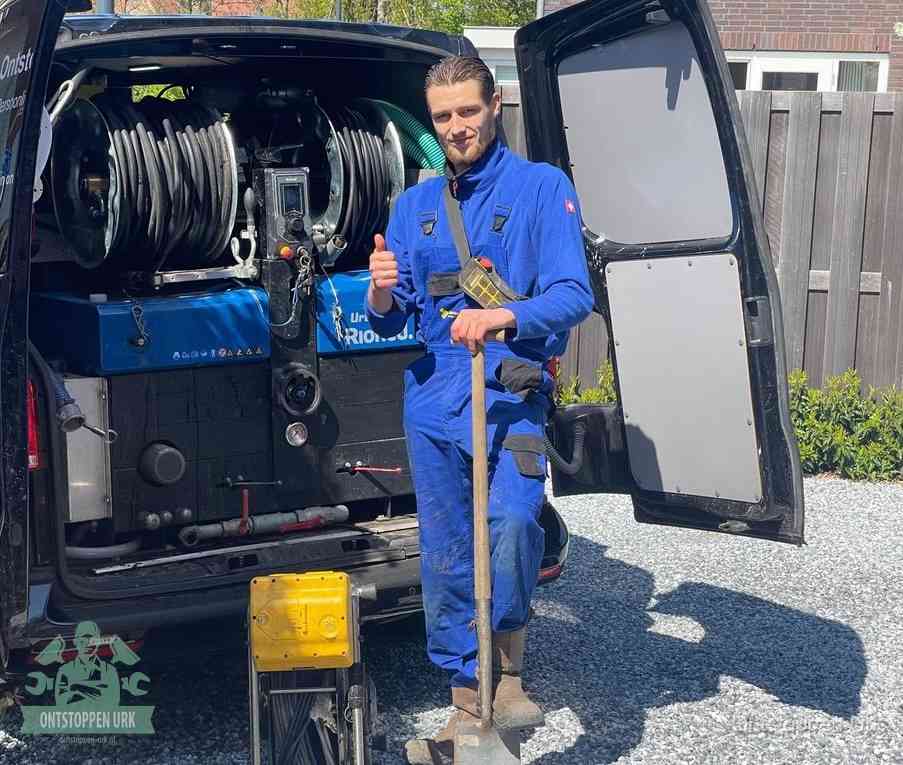 Een monteur met gereedschapsriem en klembord, klaar om een transparant vast tarief te geven voor het ontstoppen in Urk